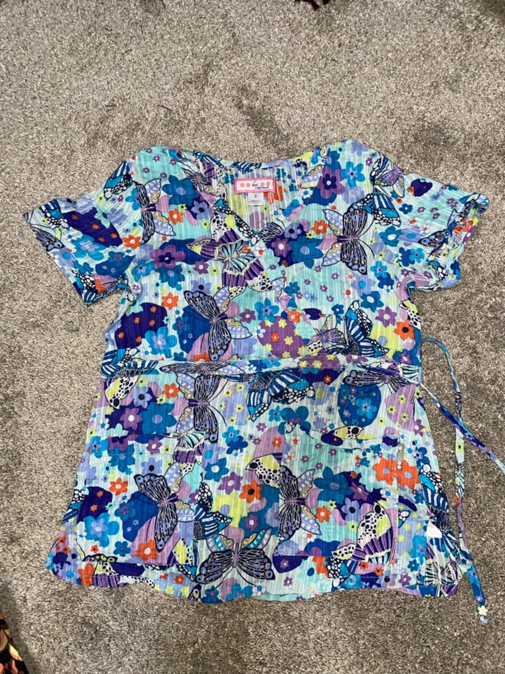 Koi Scrub Top- women’s small.  Lightweight, Side-tie, Butterfly Floral Top